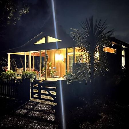 Oakura Pond Cottage - A Unique Kiwi Holiday Bach Exterior foto
